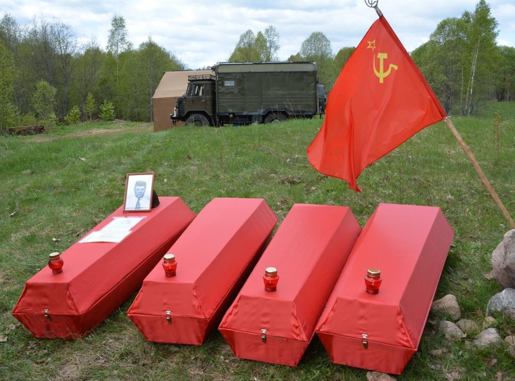 7 мая на воинском захоронении д. Цемена прошла траурно-торжественная церемония захоронения бойцов, поднятых поисковиками в весеннюю Вахту Памяти.
