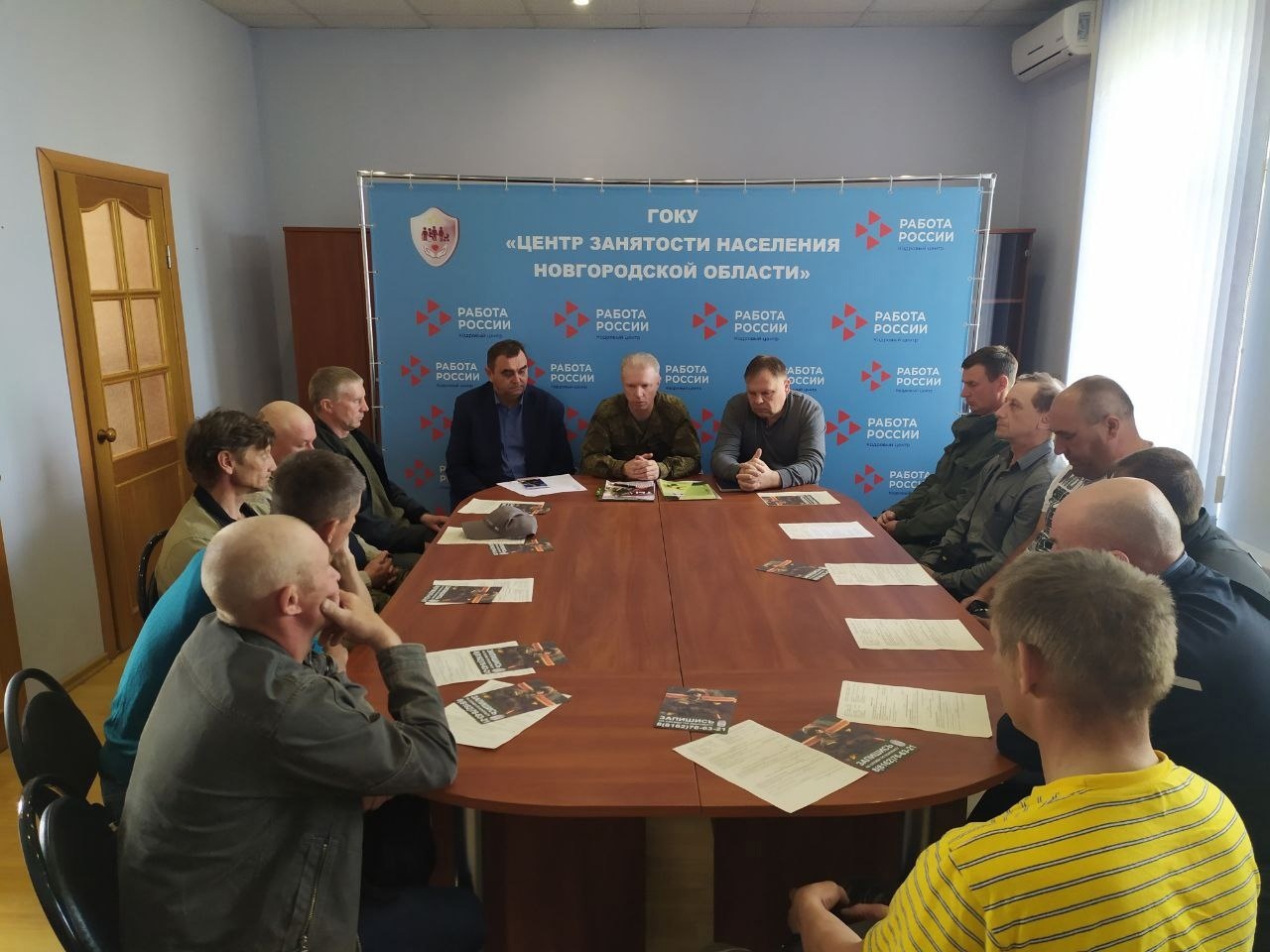 9 июня в отделе занятости населения Демянского района прошла консультационная встреча по вопросам военной службы по контракту.