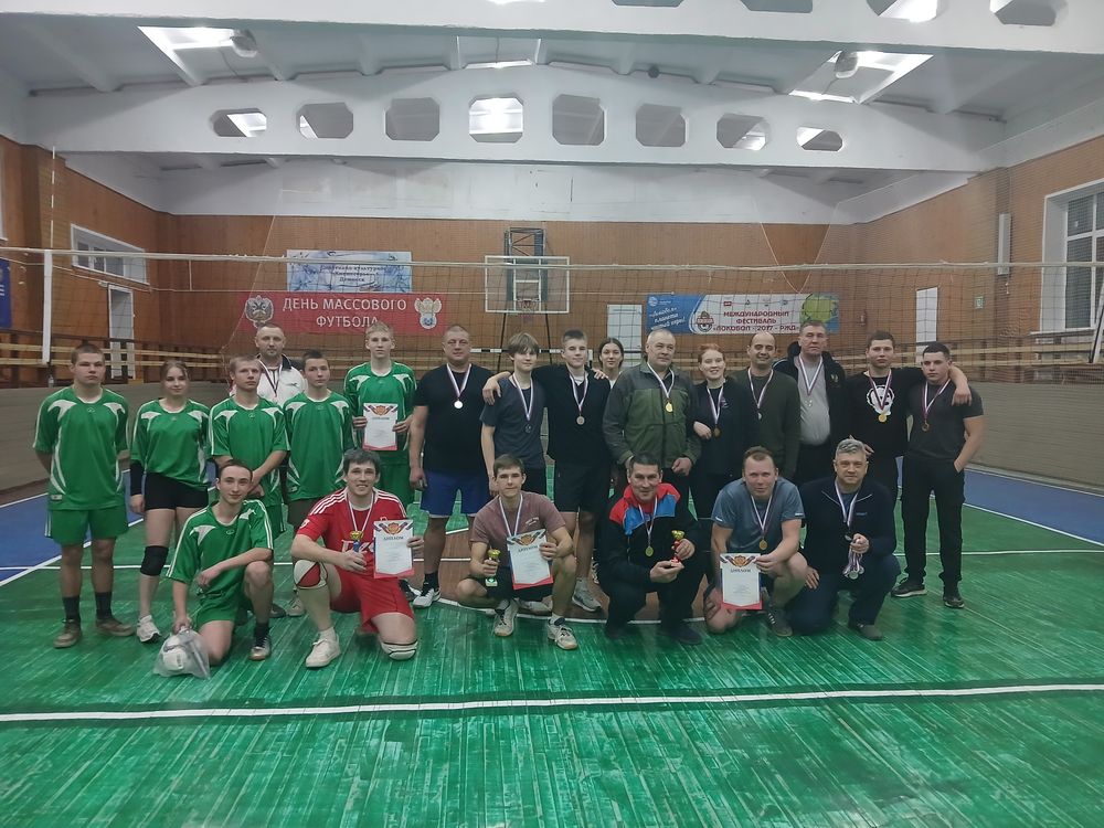 24 декабря в п.Демянск на базе ДЮСШ состоялся увлекательный новогодний турнир по волейболу.