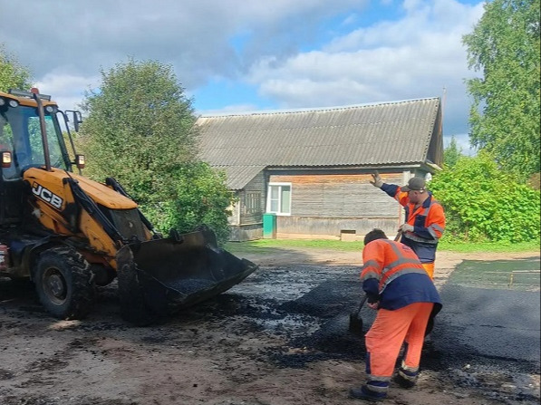 На территории Демянского муниципального округа продолжаются работы по ремонту автомобильных дорог.