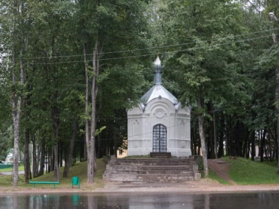 Каменная часовня на центральной площади.
